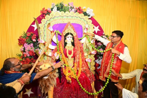 Sharadiya Navratri: रायगढ़ के दुर्गा पूजा पंडालों में वित्त मंत्री ओ.पी. चौधरी ने की पूजा-अर्चना