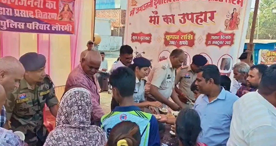 Police officer distributing mahaprasad to devotees at a Durga pandal(Image Source: Social Media)