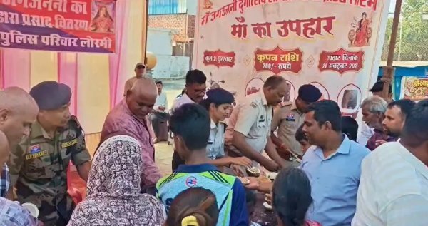 Durga Puja: महाष्टमी पर लोरमी पुलिस की पहल, श्रद्धालुओं को बांटा महाप्रसाद
