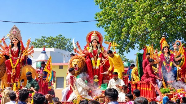 Sharadiya Navratri: मांदर की थाप, जसगीत और आतिशबाजी के बीच मां दुर्गा को विदाई, प्रसाद ग्रहण कर श्रद्धालुओं ने मां से लिया आशीर्वाद