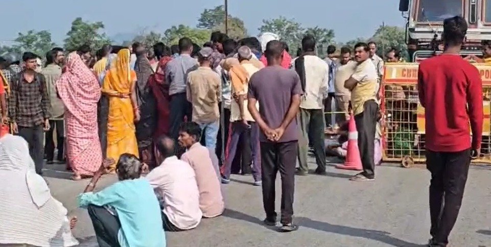 Kanker News: सड़क हादसे में दो युवकों की मौत, सुरक्षा इंतजामों की मांग को लेकर ग्रामीणों ने किया चक्काजाम