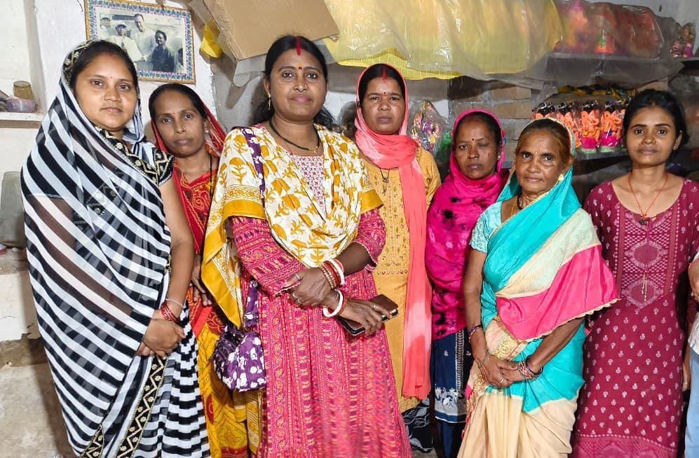 Women potter community making clay idols (Image Source: Keertiman Media)