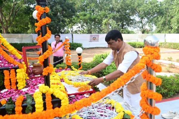 Mahasamund News: पुलिस स्मृति दिवस कार्यक्रम में शामिल हुए विधायक योगेश्वर राजू सिन्हा, शहीद जवानों को दी श्रद्धांजलि