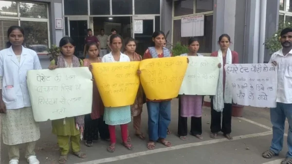 Nursing Students Protest: छात्राओं के धरना स्थल से टेंट और सामान गायब, थाने पहुंचीं छात्राएं