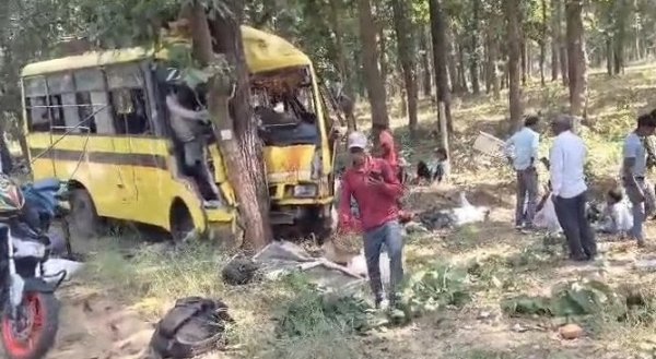 Road Accident: अनियंत्रित बस पेड़ से टकराई, बच्ची समेत 6 की मौत, 15 से ज्यादा घायल