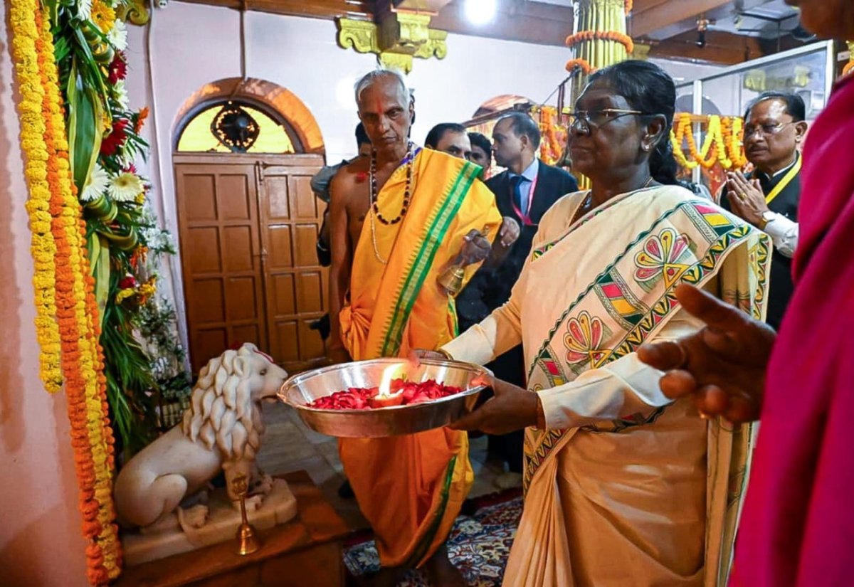 The President offered prayers at the Maa Danteshwari Temple (Image Source: CGDPR)