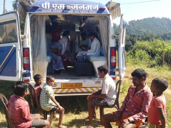PM JANMAN Yojana: बलरामपुर स्वास्थ्य एवं पोषण शिविर, ग्रामीणों को गांव में मिली चिकित्सा सुविधा