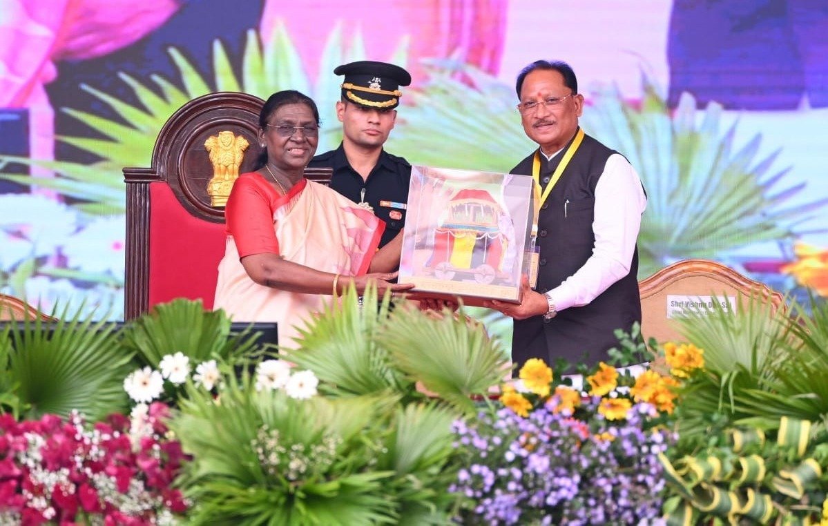 President Murmu lighting lamp at Bastar Dussehra(Image Source: CGDPR)