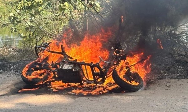 CG News: चलती इलेक्ट्रिक स्कूटी में लगी आग, सोशल मीडिया पर वीडियो वायरल