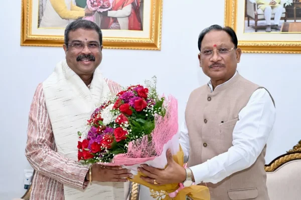 Chhattisgarh Visit: विष्णुदेव साय से मिले सांसद धर्मेंद्र प्रधान, विभिन्न विषयों पर चर्चा