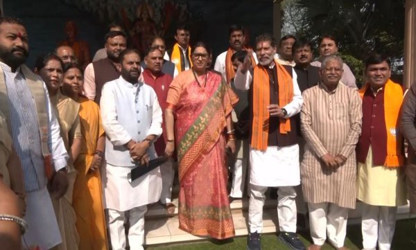 Raipur News: स्मृति ईरानी का छत्तीसगढ़ दौरा, रायपुर में भाजपा नेताओं ने किया स्वागत