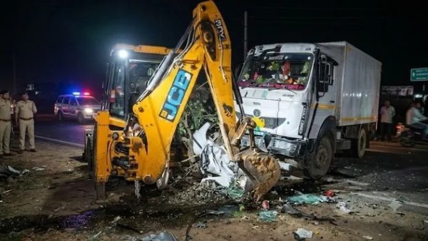 Road Accident: सगाई से लौट रहे 3 युवकों की मौत, बुलडोजर से निकाले गए शव