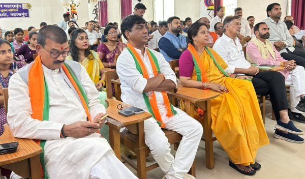Mann Ki Baat: विधायक योगेश्वर राजू सिन्हा ने सांसद रूपकुमारी चौधरी एवं भाजपा नेताओं के साथ सुनी प्रधानमंत्री नरेंद्र मोदी के मन की बात