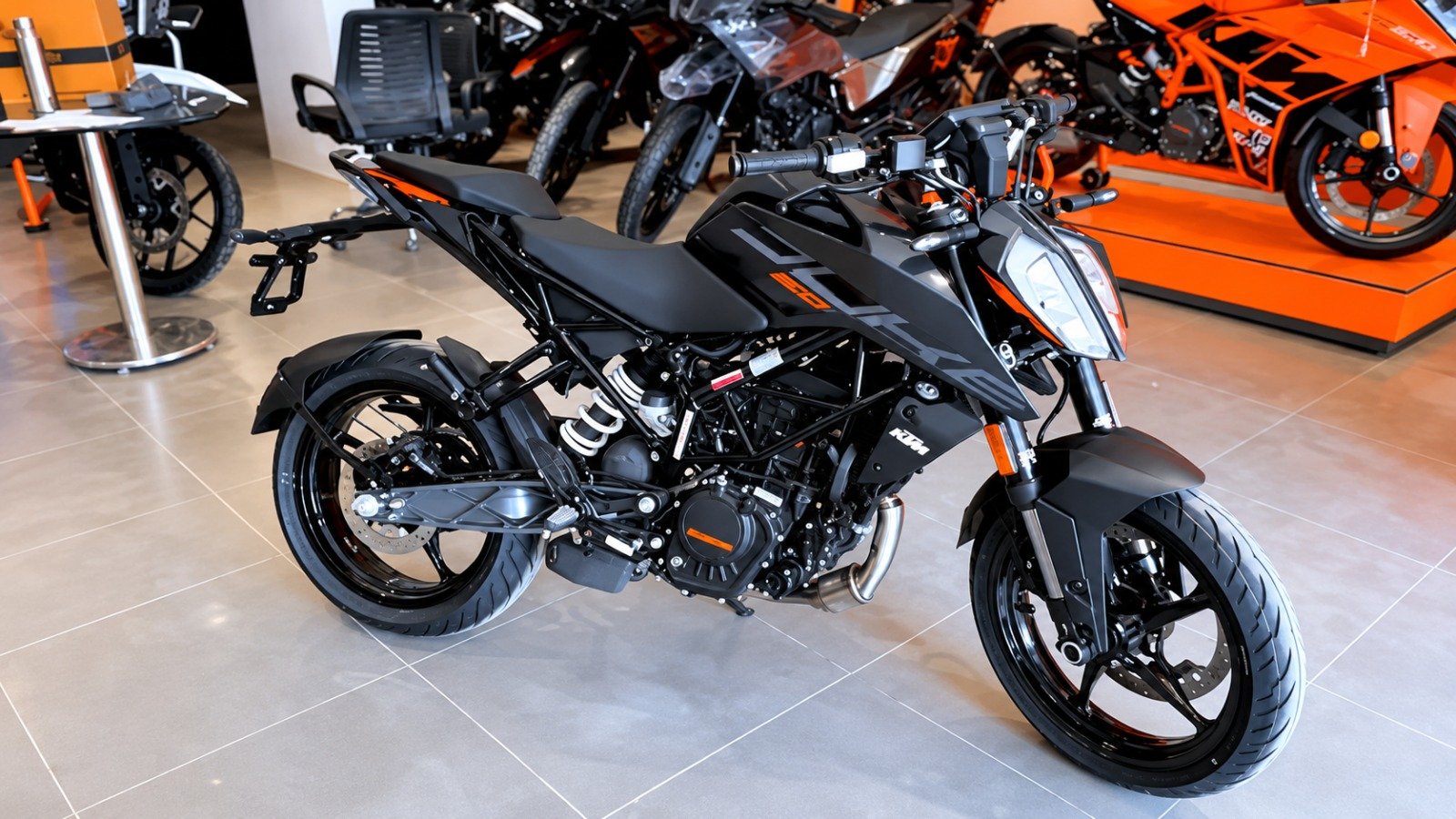 KTM 200 Duke 2026: नए फीचर्स के साथ अपडेट, डीलरशिप पर पहुंची बाइक, जाने इस बार क्या है नया