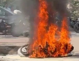 Bike catches fire while being kick-started (Image Source: Social Media)