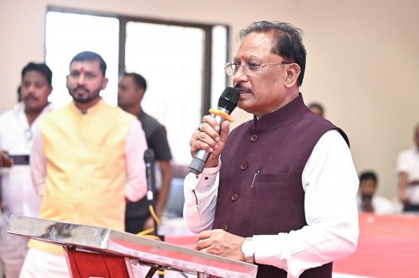 Chhattisgarh News: मुख्यमंत्री विष्णु देव साय ने स्मृति ईरानी के साथ सुनी ‘मन की बात