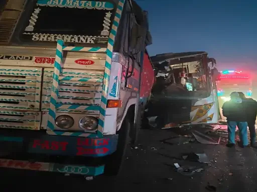Bus Accident: नेशनल हाईवे पर खड़े ट्रक से जा टकराई यात्रियों से भरी बस, 3 की दर्दनाक मौत, गैस कटर से निकाले गए फंसे लोग