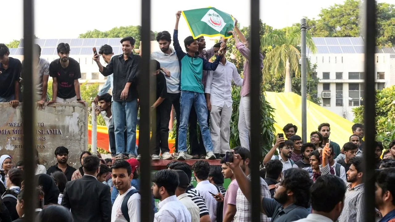 Jamia Millia Islamia News: छात्र संघ चुनाव विवाद पर कांग्रेस सांसदों पर FIR, कैंपस में बढ़ा तनाव