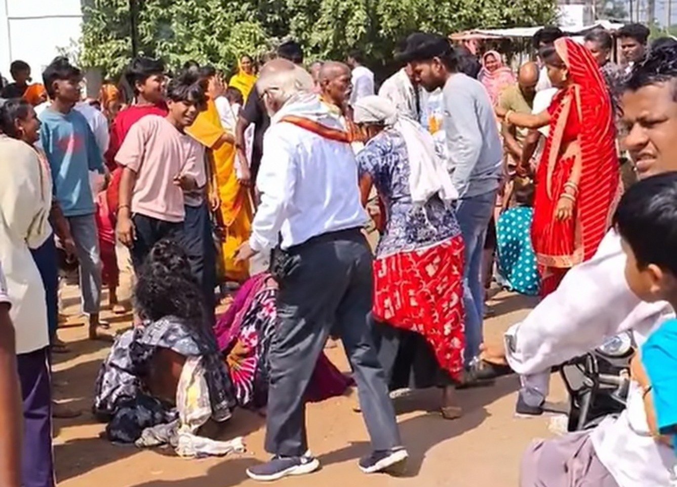 Durg News: बच्चा चोरी की अफवाह से गांव में हंगामा, महिलाओं की पिटाई का वीडियो वायरल