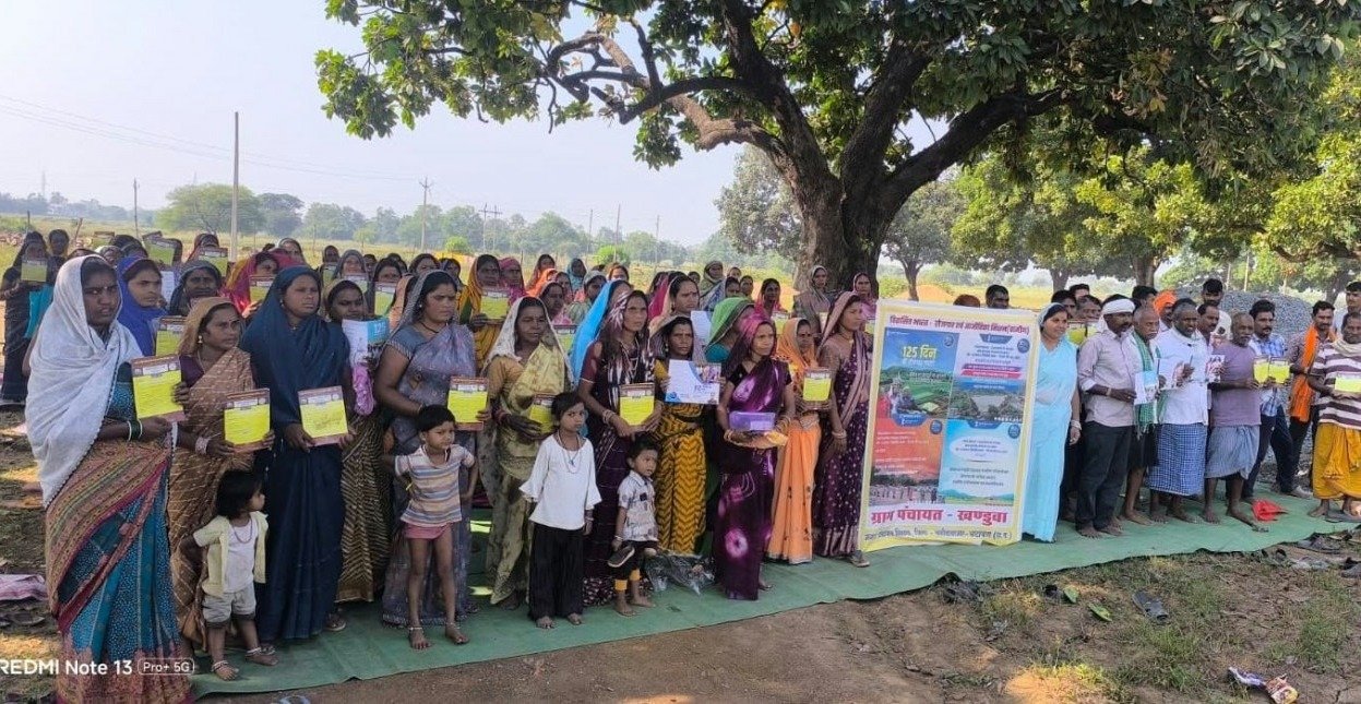 VB-G RAM G Scheme: श्रमिकों से मिले आयुक्त, मजदूरी भुगतान और रोजगार की ली जानकारी