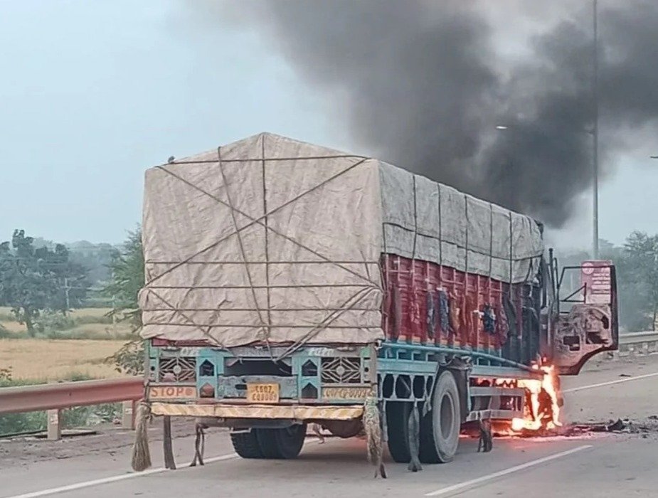 Truck catches fire on the National Highway in Balodabazar (Image Source: social media)