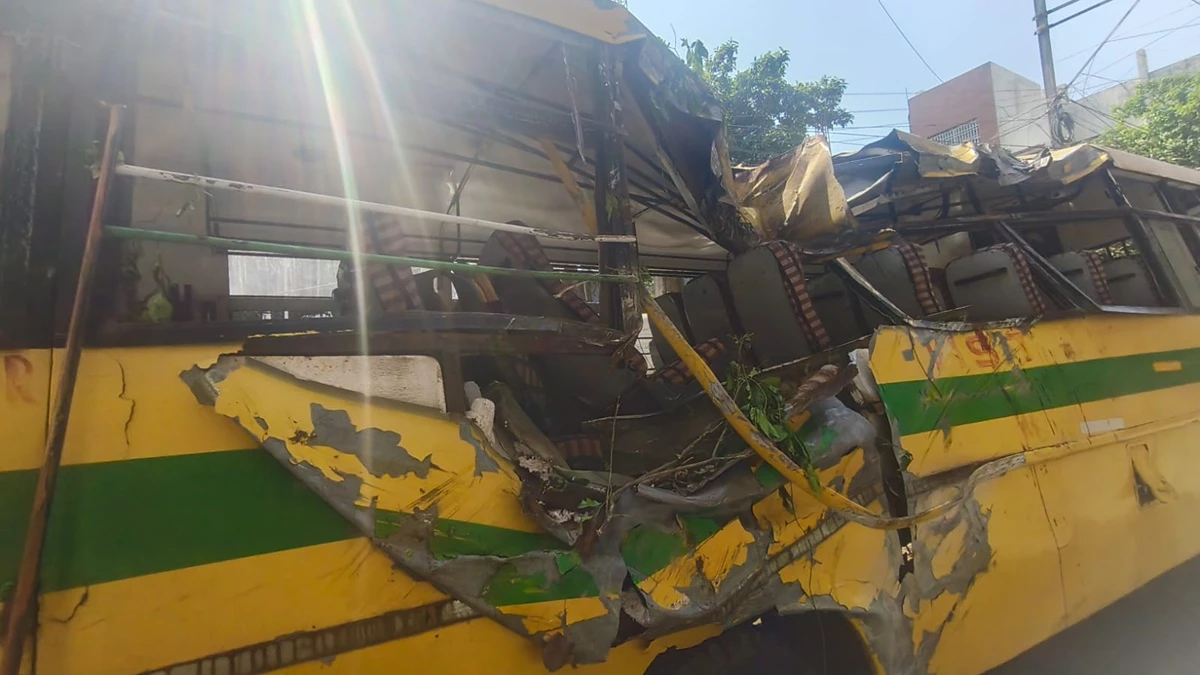 Bus Accident: वीआईपी रोड पर आरजीपीवी की बस बिजली के खंभे से टकराई, हादसे में कई छात्र-कर्मचारी घायल