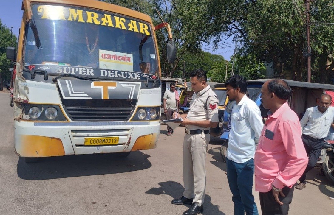 Passenger Bus Safety: बस स्टैंड पर यात्री बसों की जांच, नियमों के उल्लंघन पर जुर्माना