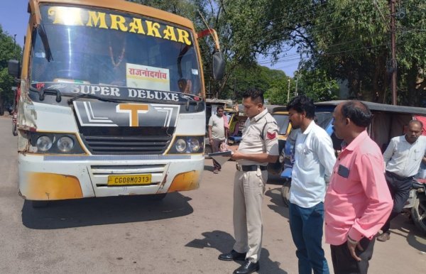Passenger Bus Safety: बस स्टैंड पर यात्री बसों की जांच, नियमों के उल्लंघन पर जुर्माना