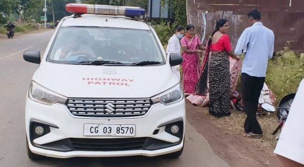 CG News: सड़क किनारे गर्भवती महिला ने दिया बच्चे को जन्म, पेट्रोलिंग टीम बनी मददगार