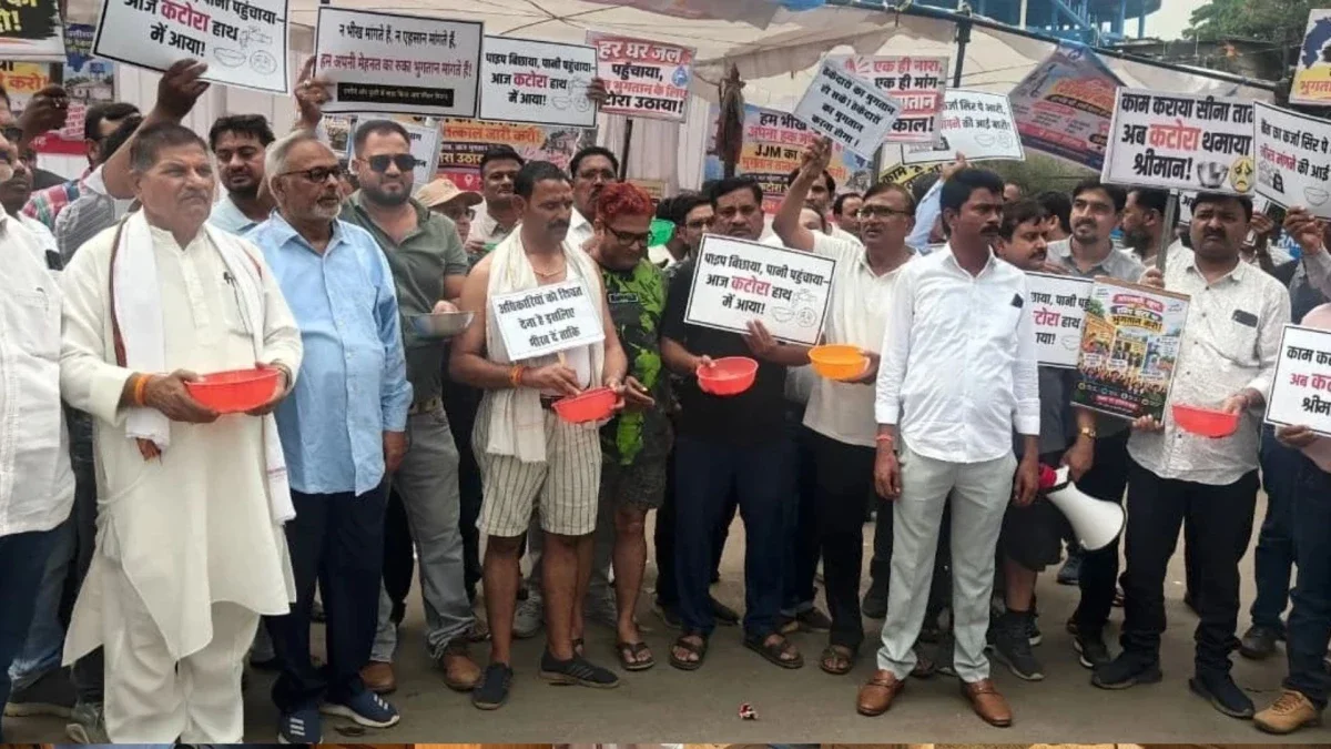 Contractors protest, demanding payment of outstanding dues (Image Source: Keertiman Media)