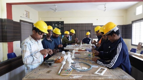 Chhattisgarh News: बस्तर में पुनर्वास की पहल तेज, आत्मसमर्पित माओवादियों को हुनर सिखाकर रोजगार देने की तैयारी