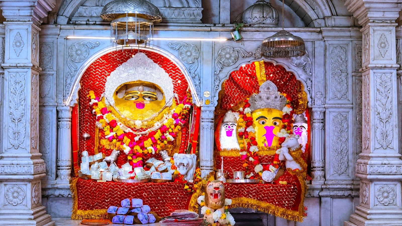 Karwa Chauth: चौथ माता के दरबार में पति की लंबी उम्र की कामना करती हैं महिलाएं, जानें इसकी मान्यताएं