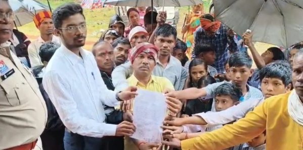 Gariaband News: एक कमरे में पढ़ रहे 30 से ज्यादा बच्चे, अधूरे स्कूल भवन पर ग्रामीणों का प्रदर्शन