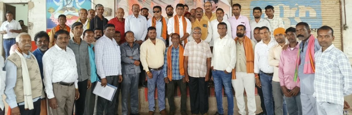 Villagers meet Mahasamund MLA over road construction approval (Image Source: Keertiman Media)