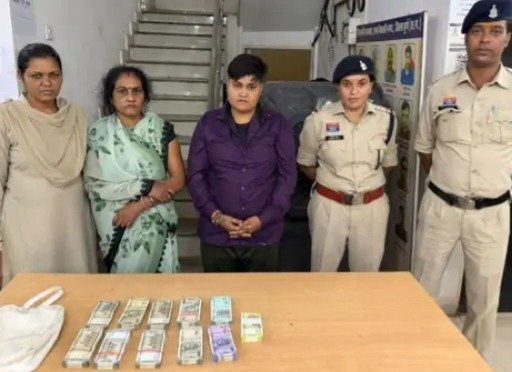 Crime News: ब्याज के नाम पर मनमाने पैसे वसूलने वाली मां-बेटी गिरफ्तार, लाखों कैश और कोरे स्टाम्प जब्त