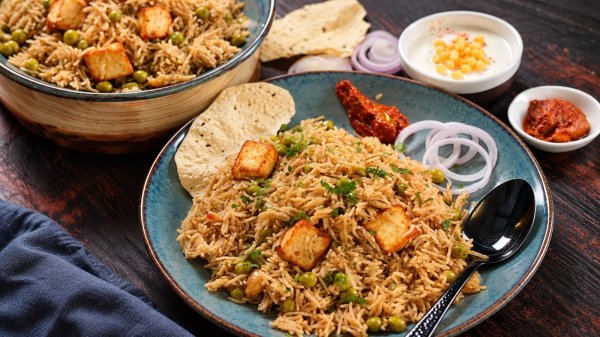 Matar Paneer Pulao Recipe: कम समय में बनाएं स्वादिष्ट मटर पनीर पुलाव, स्वाद ऐसा कि बार-बार खाने का करेगा मन