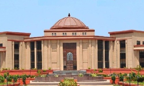 CG High Court: निजी जमीन पर बना सरकारी स्कूल, अब बदले में देनी होगी वैकल्पिक भूमि