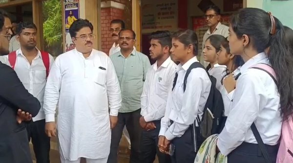 Dhamtari News: PG कॉलेज के 6 विधि शिक्षकों का तबादला, LLB छात्रों ने जताई नाराजगी