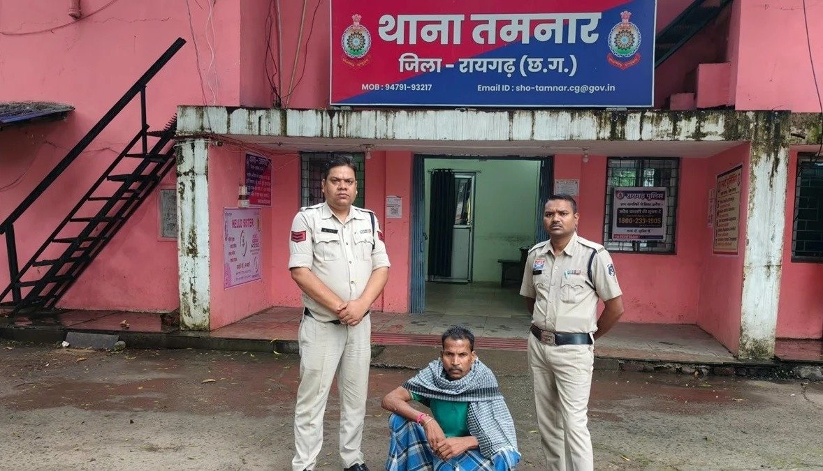 Crime News: मुर्गा जल्दी देने की बात पर विवाद, दुकानदार ने लोहे के हथियार से युवक के पैर पर किया वार
