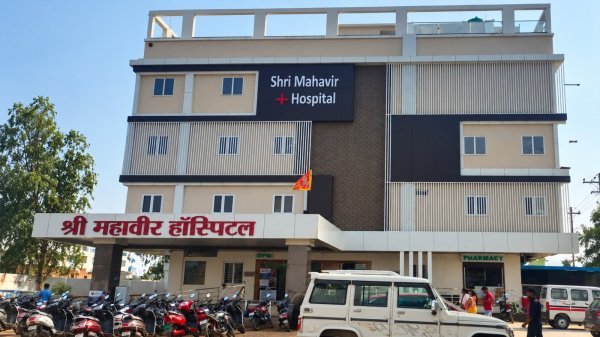 Fake Doctor Case: फर्जी डिग्री के सहारे ICU में मरीजों का कर रहा था इलाज, डॉक्टर पर FIR