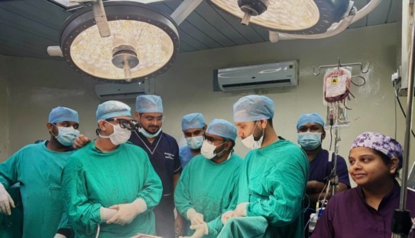 Mekahara Hospital: 60 साल के मरीज के सीने में थी कैंसर, चार घंटे की सर्जरी के बाद मरीज स्वस्थ