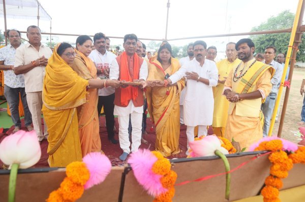 Mahasamund News: बागबाहरा में 108 कुंडीय गायत्री महायज्ञ का शंखनाद, भूमिपूजन कार्यक्रम में शामिल हुए विधायक योगेश्वर राजू सिन्हा
